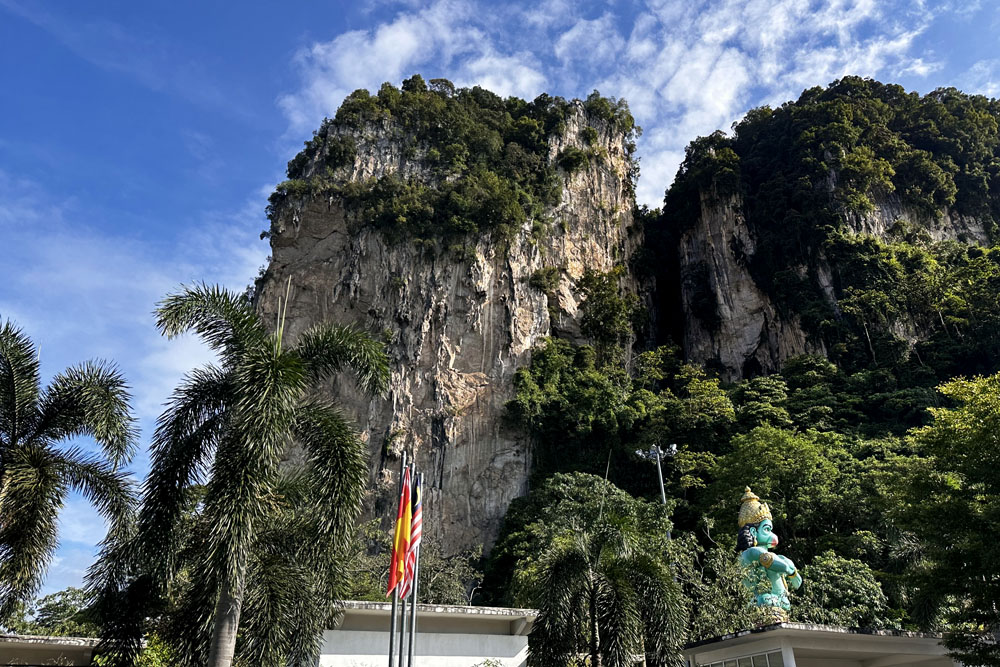 Статуи храма Batu Cave. Что посмотреть в Куала-Лумпуре