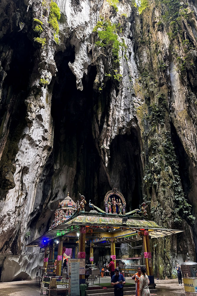Внутри храма Batu Cave. Что посмотреть в Куала-Лумпуре
