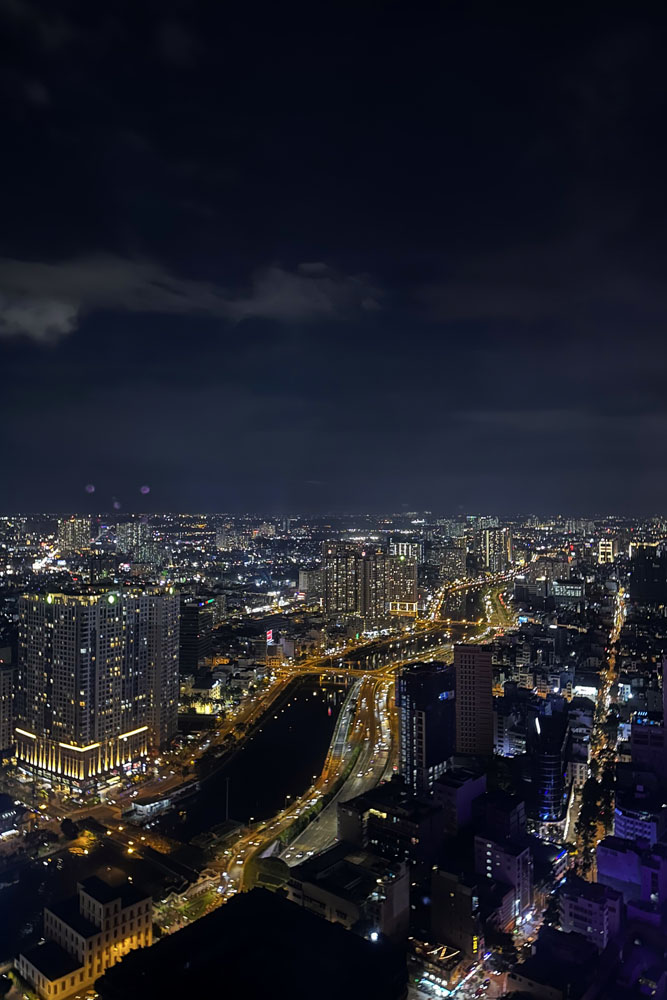 Вид на ночной Хо Ши Мин со смотровой площадки Bitexco Financial Tower