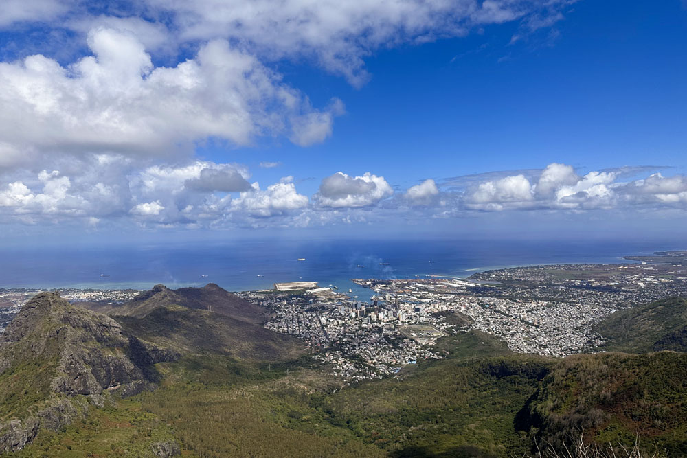 Вид с вершины Le Pouce на Порт Луи