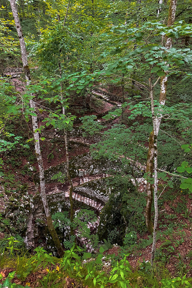 Спуск к пещере Supljara Cave